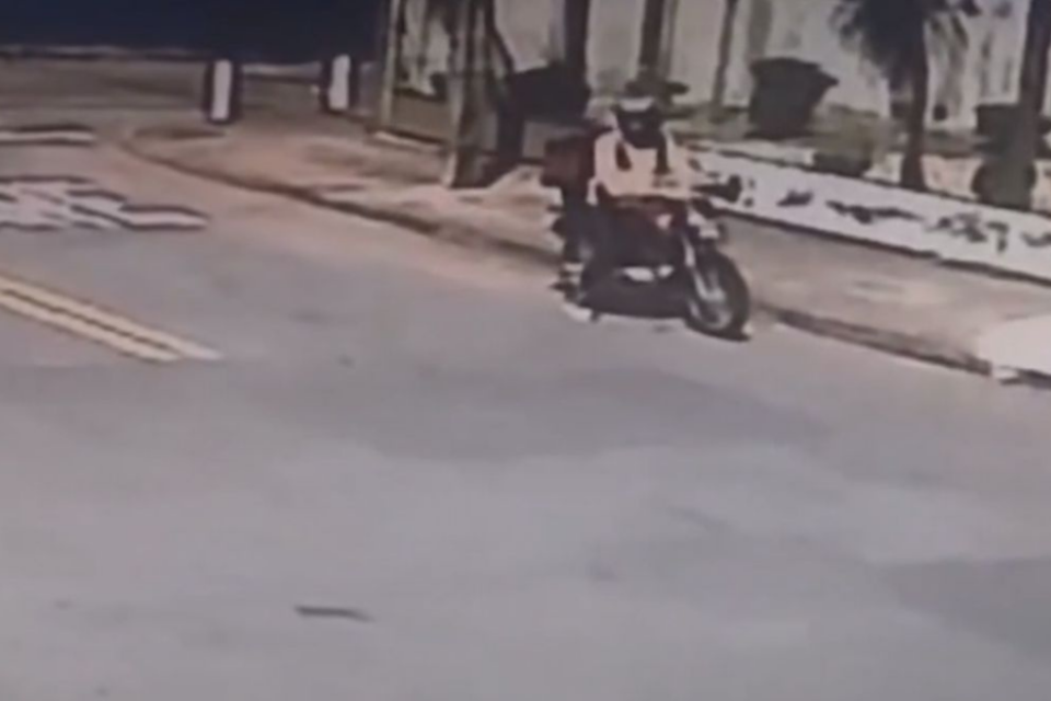 Adolescente é perseguida e tem o celular roubado por falso entregador em Anápolis