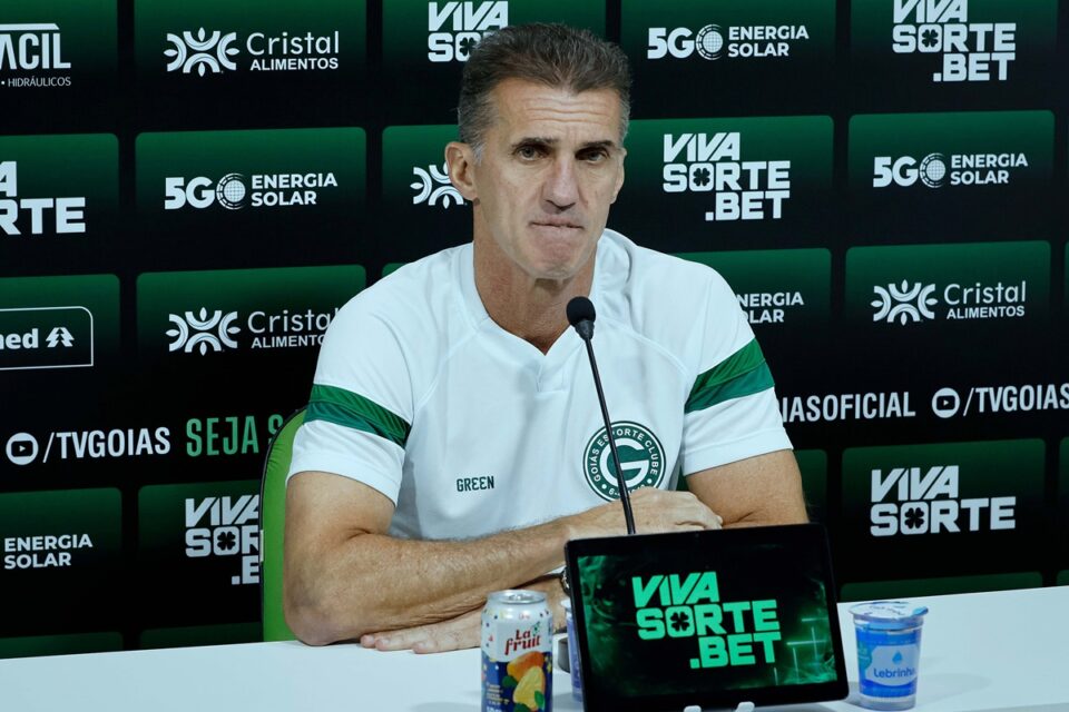Vagner Mancini em coletiva do Goiás