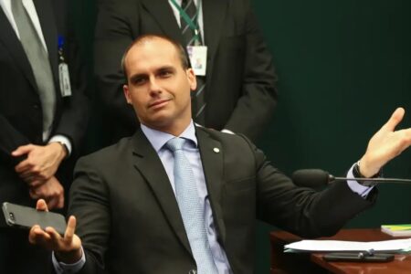 Líder do PT pede cassação de Eduardo Bolsonaro