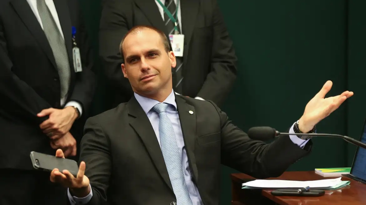 Líder do PT pede cassação de Eduardo Bolsonaro
