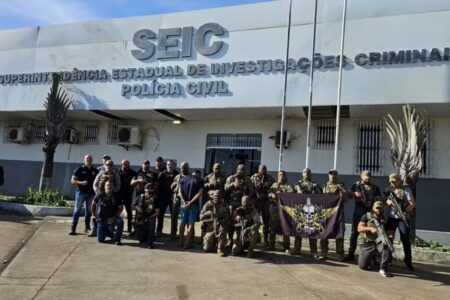 Imagens do homem preso em frente a SEIC