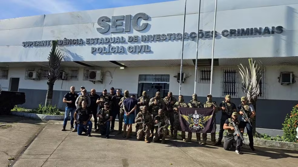 Imagens do homem preso em frente a SEIC