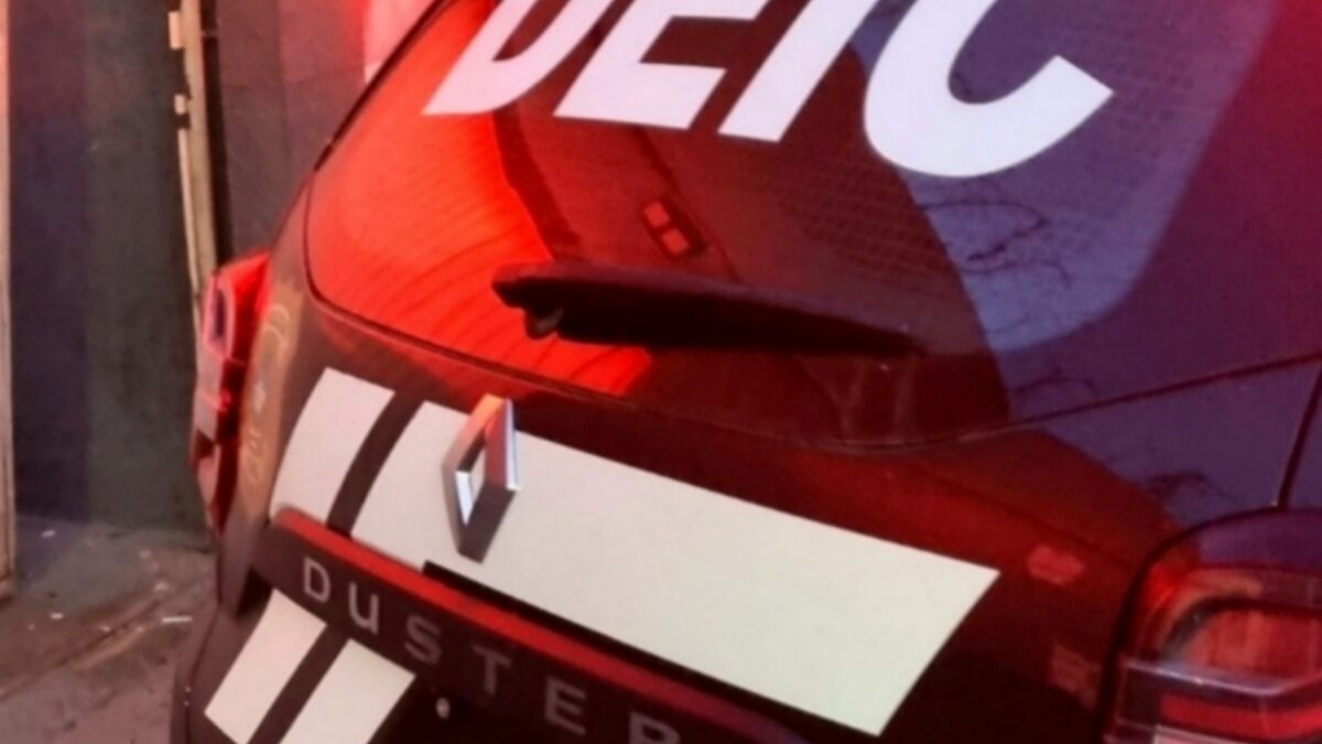 A foto mostra uma imagem do carro da DEIC