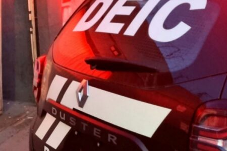 A foto mostra uma imagem do carro da DEIC