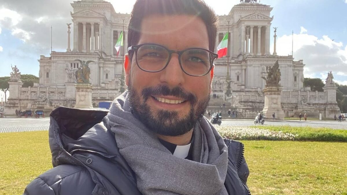 Padre brasileiro bonito que foi ao Vaticano para o conclave viraliza: 'Virei católica' Beleza de Jefferson Merighetti chamou atenção; veja