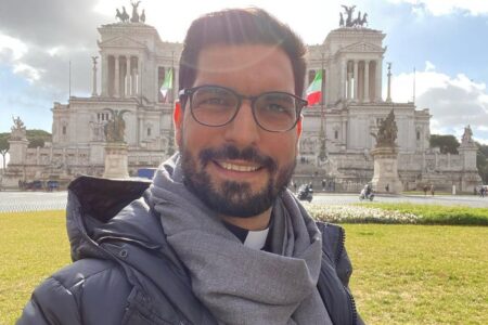 Padre brasileiro bonito que foi ao Vaticano para o conclave viraliza: 'Virei católica' Beleza de Jefferson Merighetti chamou atenção; veja