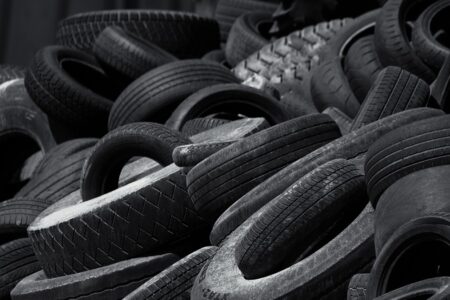 Justiça manda DF indenizar aluna por acidente com pneu em escola pública