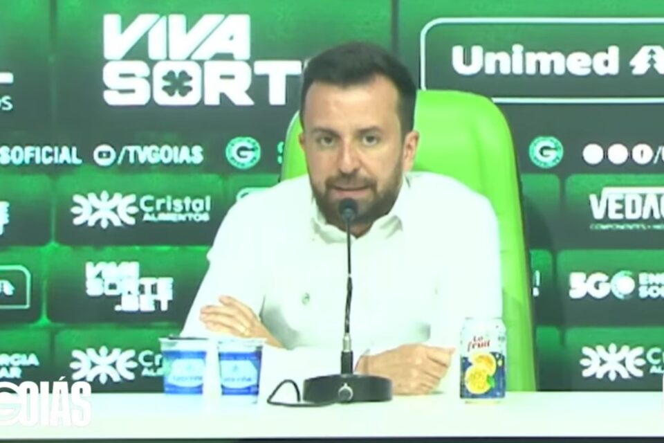 Lucas Andrino em coletiva no Goiás