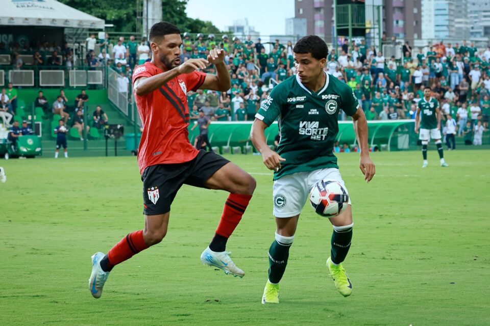 Jogo entre Goiás e Atlético Goianiense no Goianão