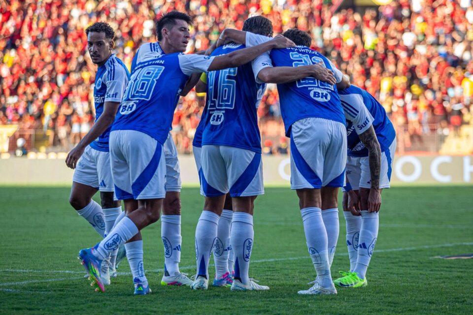 Jogadores do Cruzeiro comemoram gol no Brasileirão
