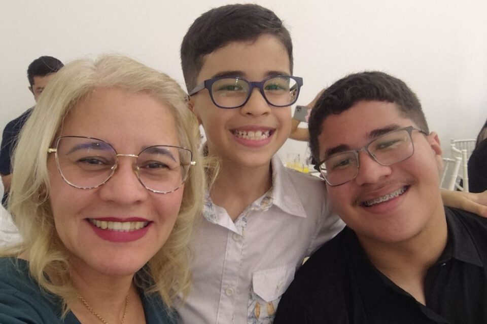 Gisele com os filhos Guilherme de 16 anos e Gabriel de 08 anos