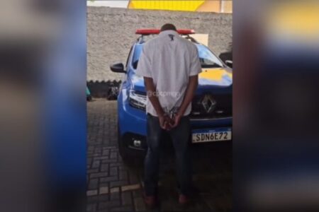 Imagem do homem preso após o crime