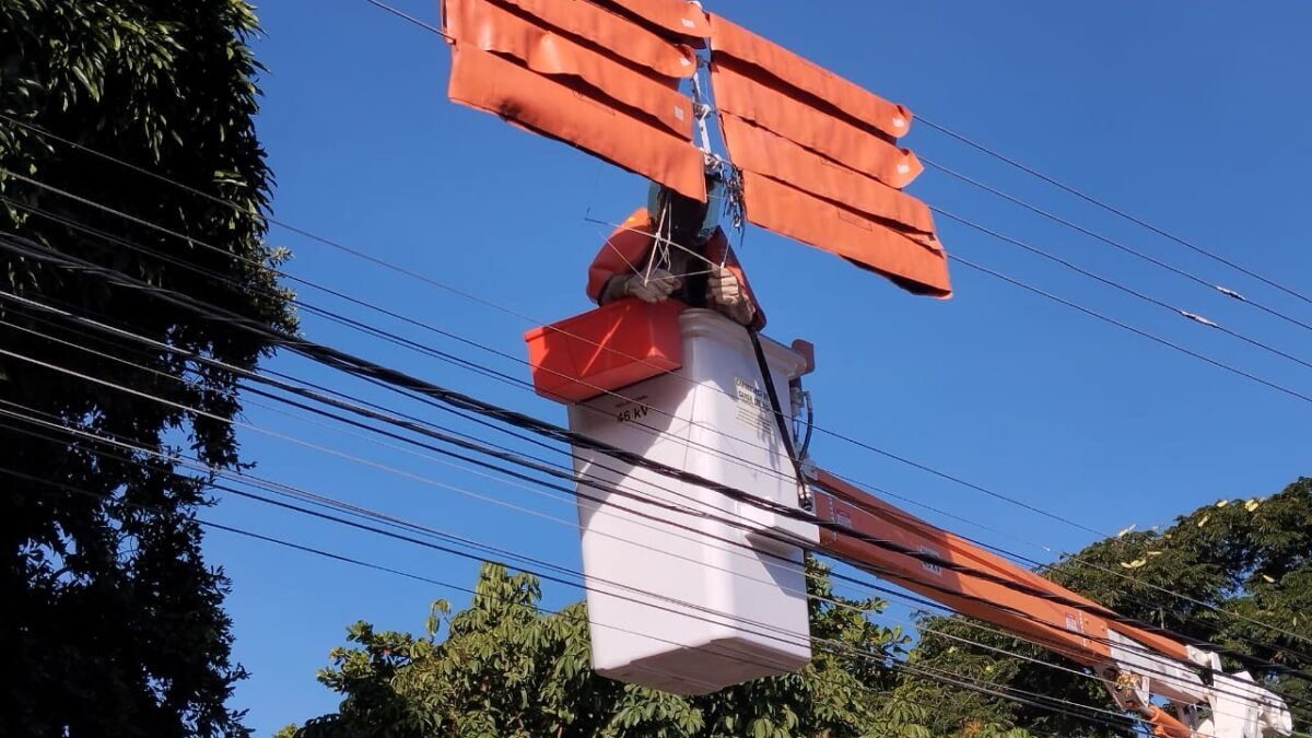 Imagem de um técnico realizando reparos