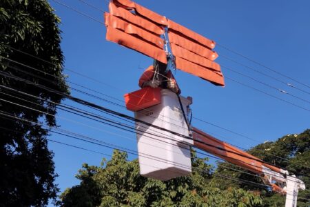 Imagem de um técnico realizando reparos