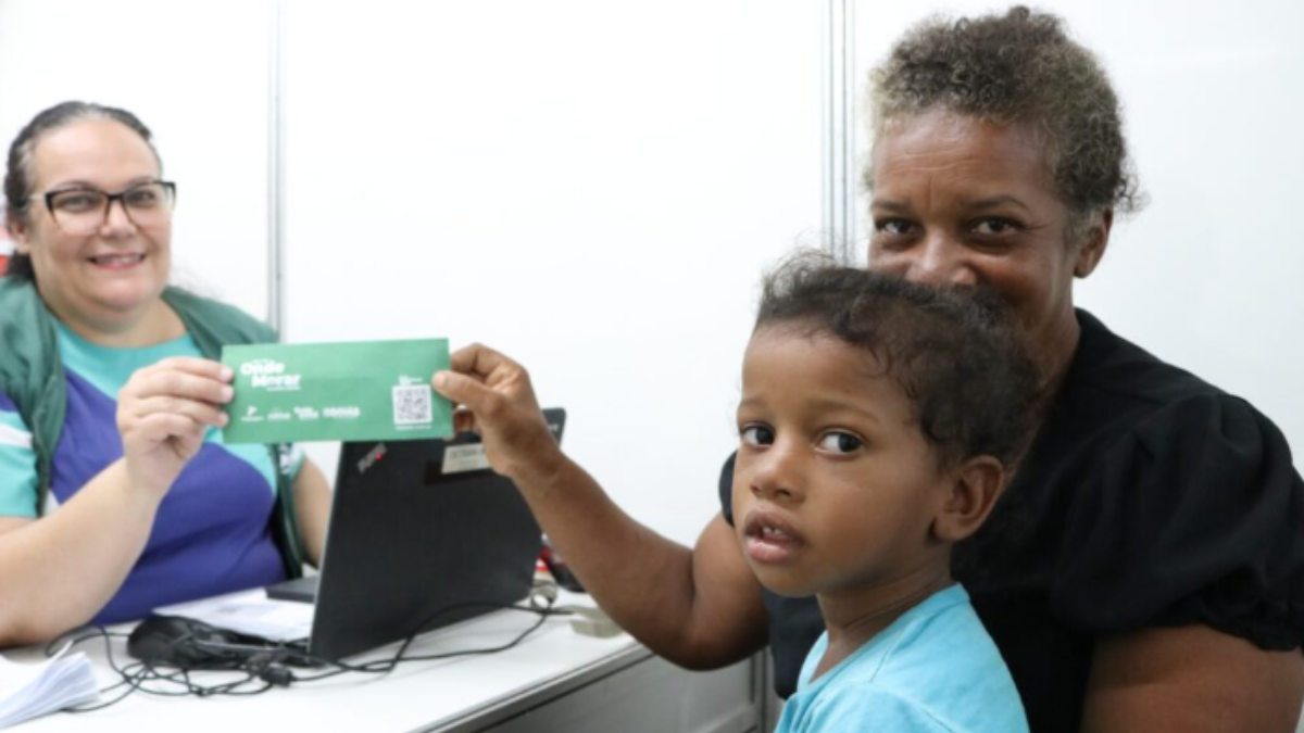 Imagem de uma família sendo atendida para receber o benefício