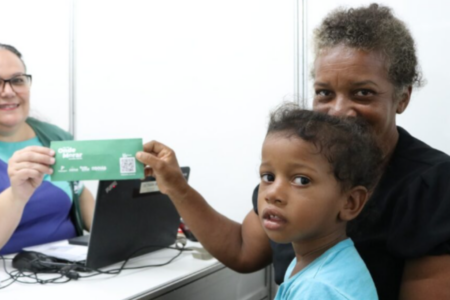 Imagem de uma família sendo atendida para receber o benefício