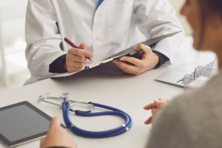 Imagem de um médico atendendo uma paciente