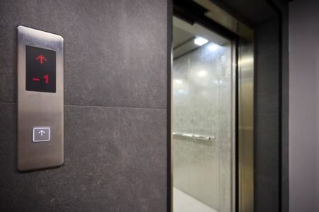 Idosa foi encontrada morta dentro de elevador.