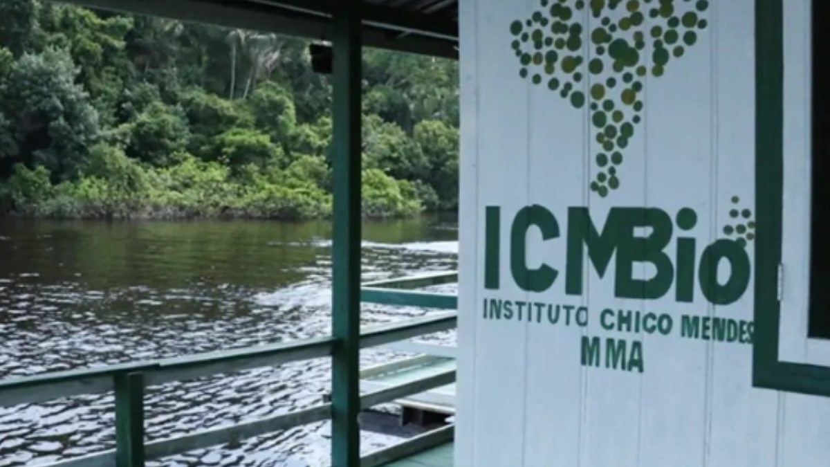 Imagem de uma parede com a logo do ICMBio
