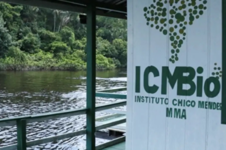 Imagem de uma parede com a logo do ICMBio