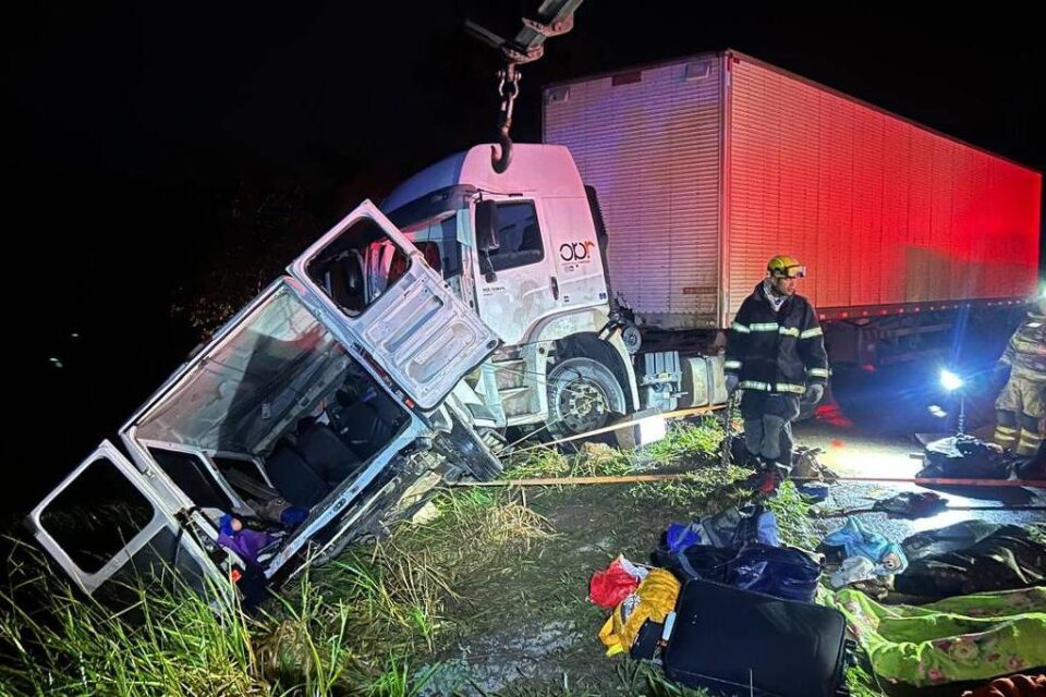 Colisão ocorreu na BR-251 deixou outras dez pessoas feridas Acidente entre carreta e van deixa 9 mortos em Minas Gerais
