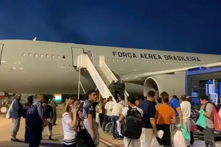 Novo grupo de 103 deportados dos Estados Unidos chega ao Brasil