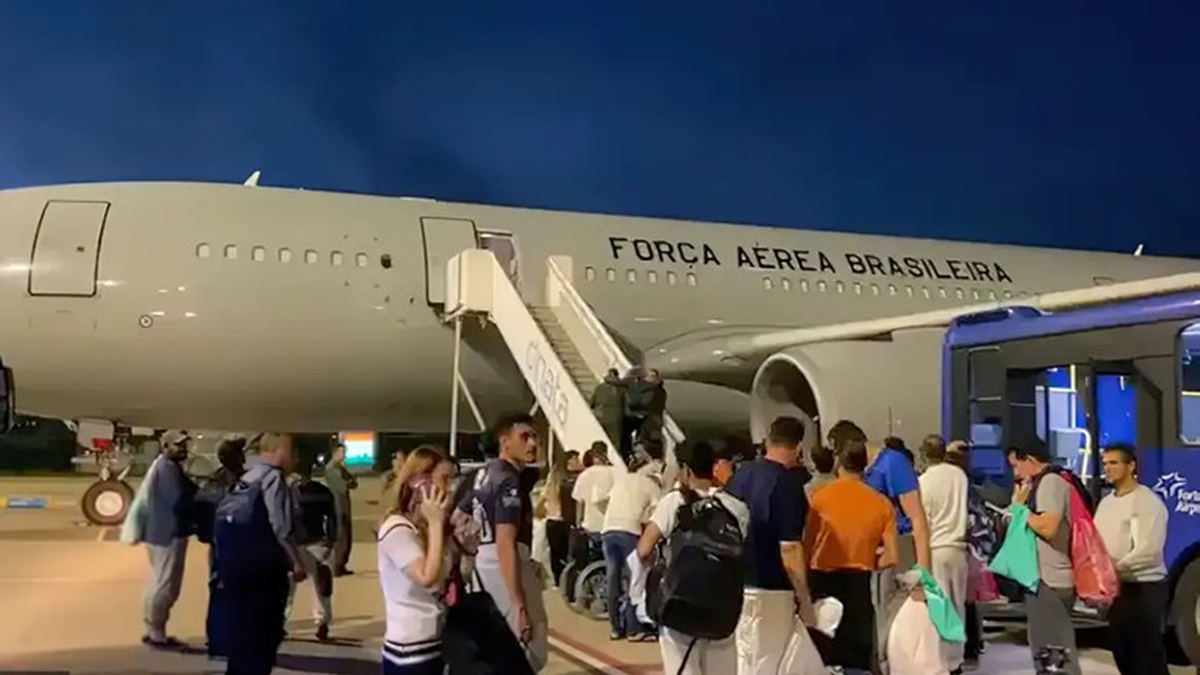Novo grupo de 103 deportados dos Estados Unidos chega ao Brasil