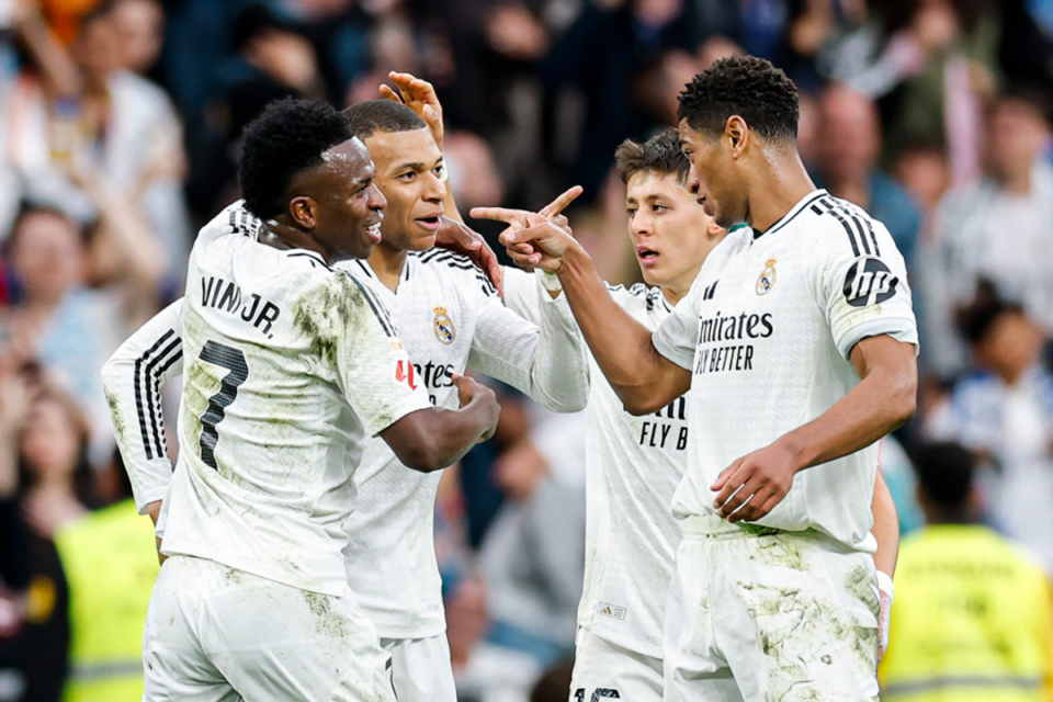 Jogadores do Real Madrid comemoram gol no Campeonato Espanhol