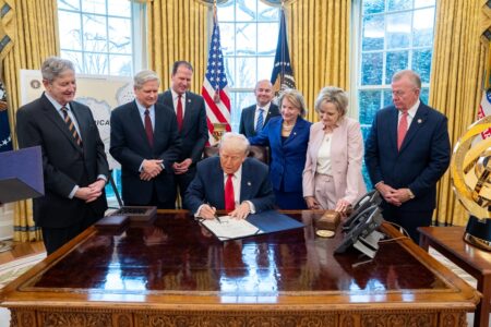 Estados Unidos começam a retirar mil militares trans das forças armadas