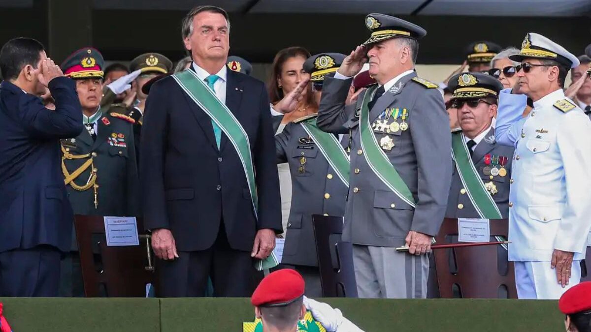 Bolsonaro ao lado de chefes das Forças Armadas (Foto: Agência Brasil)