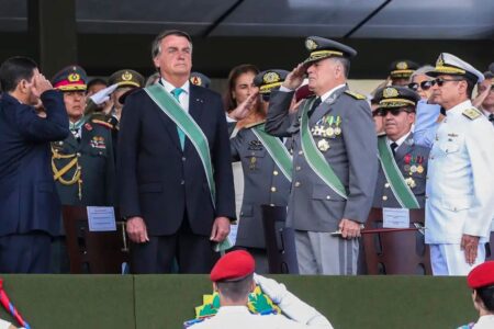 Bolsonaro ao lado de chefes das Forças Armadas (Foto: Agência Brasil)