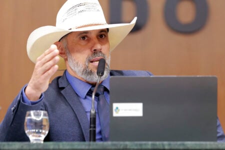 Justiça Eleitoral torna 'deputado do chapéu' réu por violência política de gênero