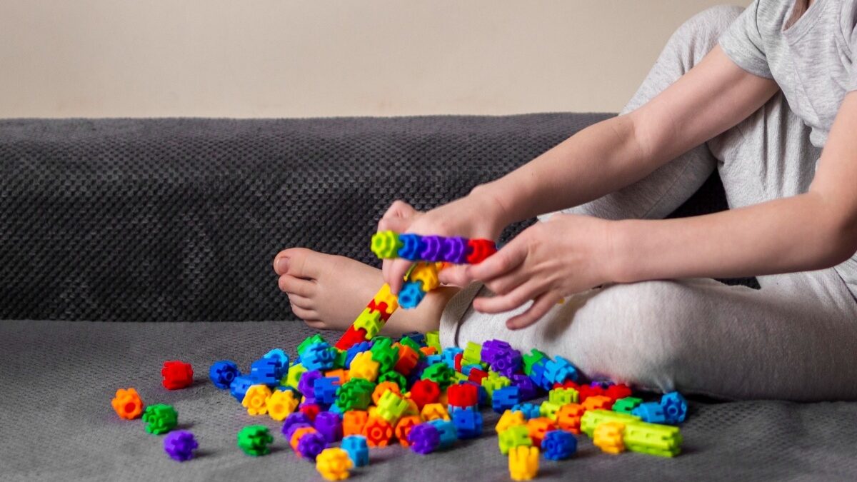 Juiz afasta madrasta de criança com autismo vítima de supostos maus-tratos em Abadiânia