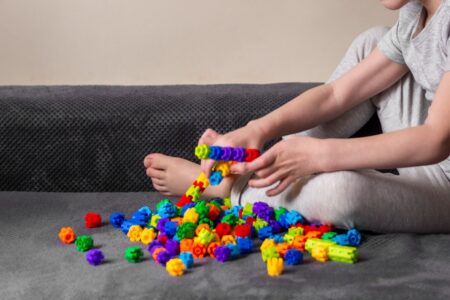 Juiz afasta madrasta de criança com autismo vítima de supostos maus-tratos em Abadiânia