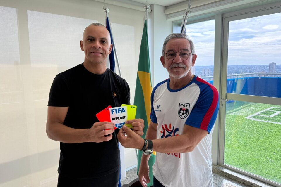 Wilton Pereira Sampaio ao lado do Coronel Mota, chefe de arbitragem da FGF