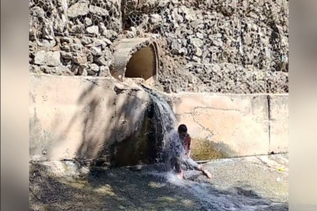 Homem se molha em mina de água na Marginal Botafogo (Foto: Reprodução)