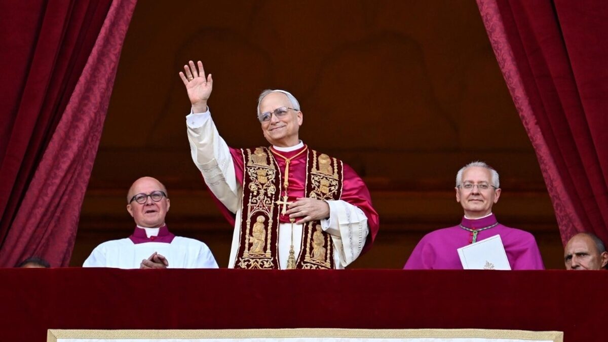 Papa Leão XIV discursa: 'Mantemos em nossos ouvidos a voz sempre corajosa de Francisco'