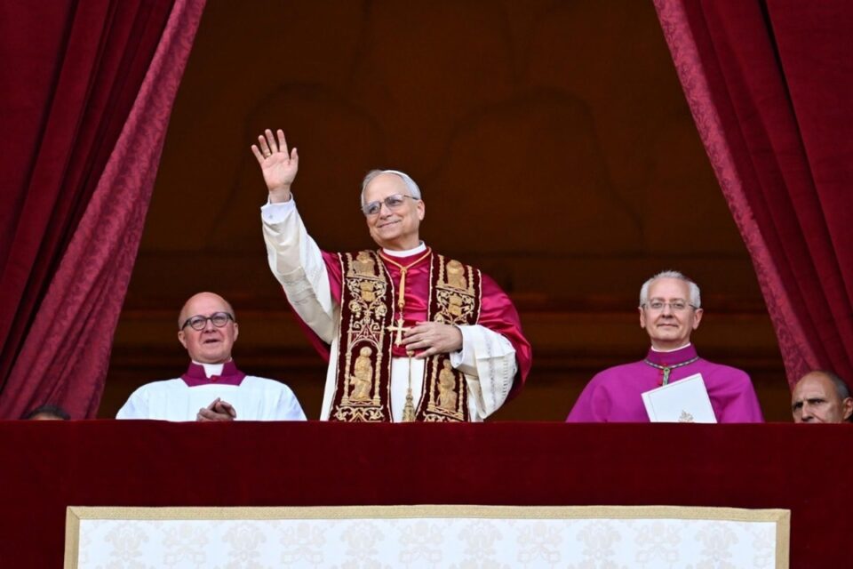 Papa Leão XIV discursa: 'Mantemos em nossos ouvidos a voz sempre corajosa de Francisco'