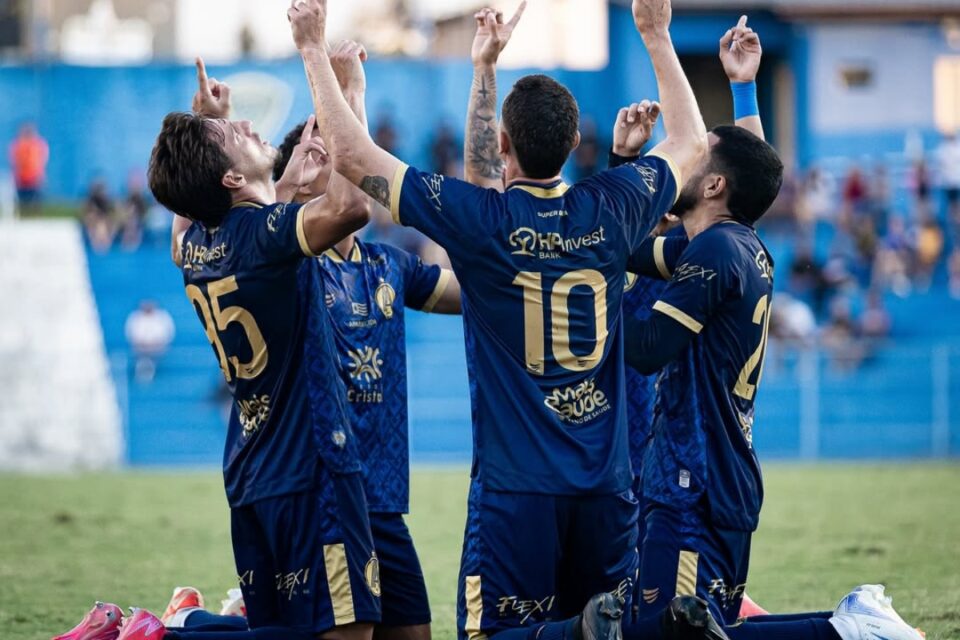 Jogadores da Aparecidense comemoram gol contra o Goiânia