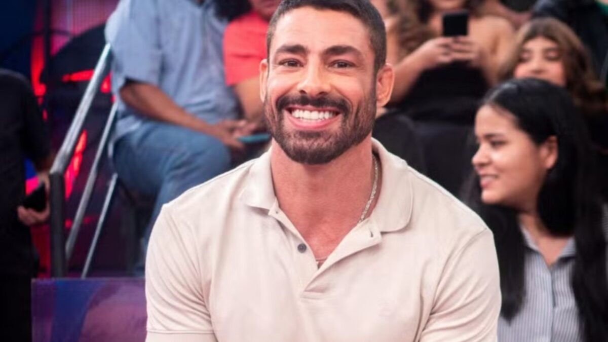 Após Cauã Reymond falar de mãe com HIV e vida difícil nos EUA, web reage: "Limpeza de imagem" Bella Campos nos bastidores de Vale Tudo