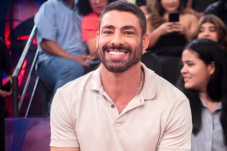 Após Cauã Reymond falar de mãe com HIV e vida difícil nos EUA, web reage: "Limpeza de imagem" Bella Campos nos bastidores de Vale Tudo