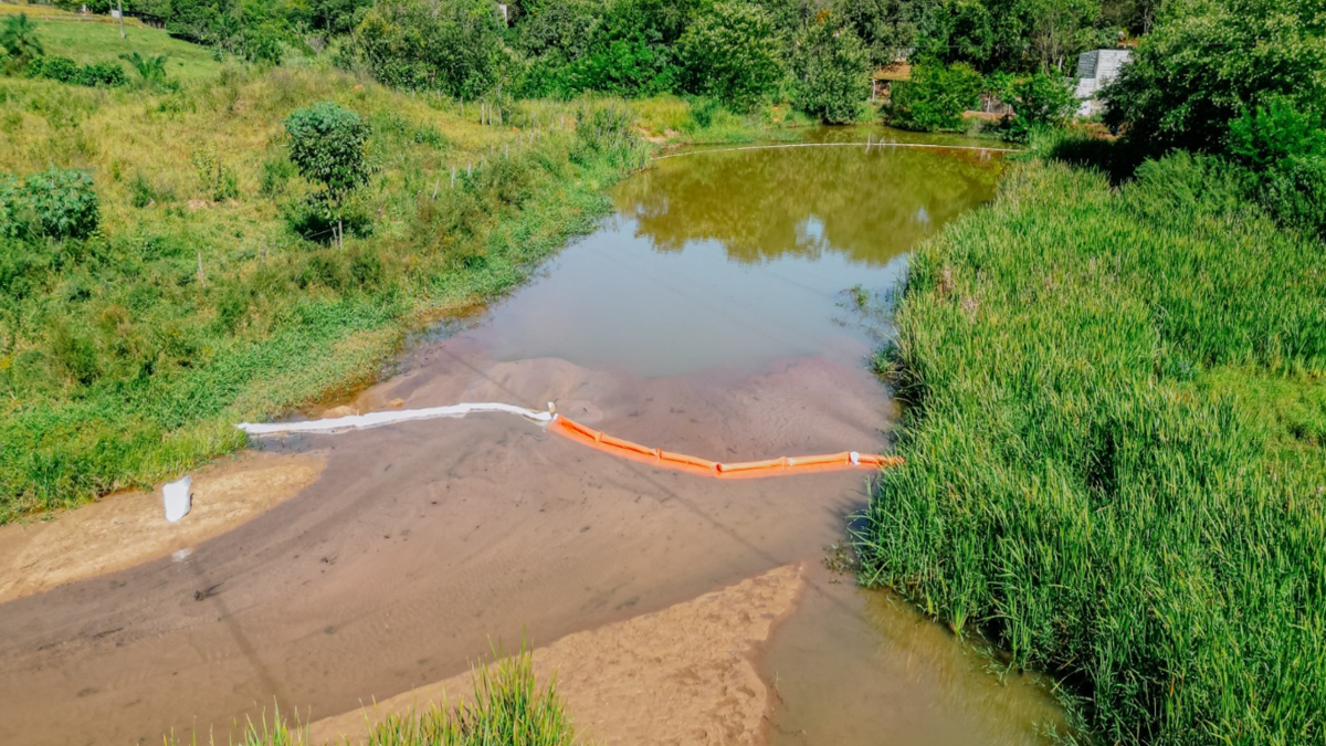 Caminhão derramou 20 mil litros de óleo diesel no local (Foto: Divulgação/Prefeitura de Senador Canedo)