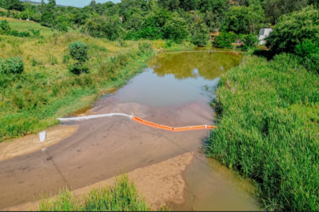 Caminhão derramou 20 mil litros de óleo diesel no local (Foto: Divulgação/Prefeitura de Senador Canedo)