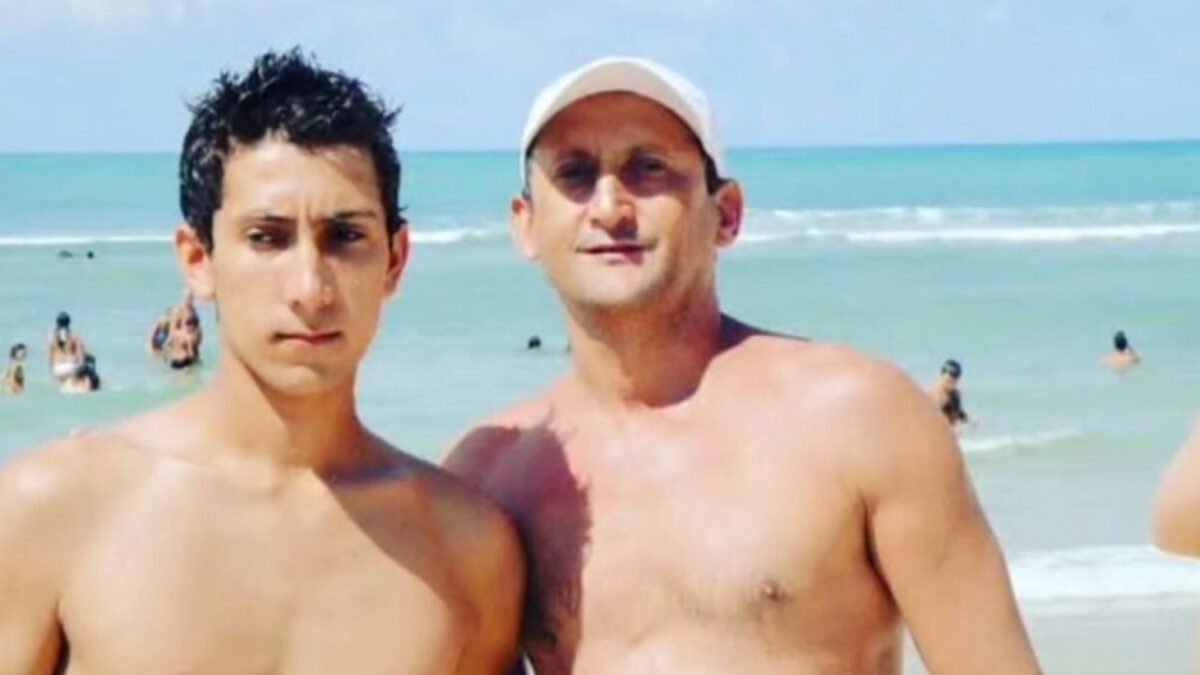 A imagem mostra uma foto do pai e do filho