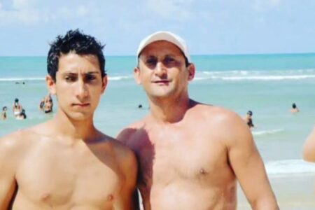 A imagem mostra uma foto do pai e do filho