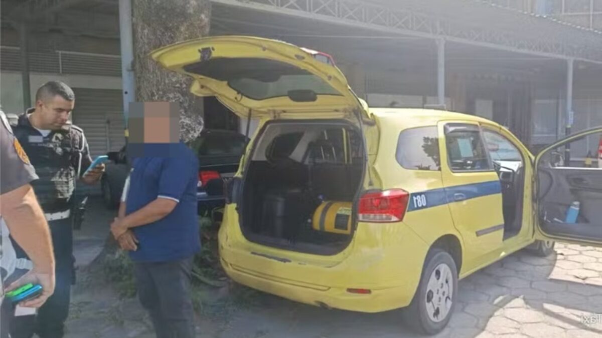 Taxista é levado para a delegacia após cobrar mais de R$ 800 por viagem no Rio de Janeiro Nem na bandeira 2 a viagem custaria tão caro