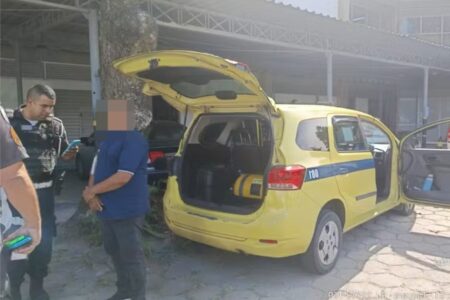 Taxista é levado para a delegacia após cobrar mais de R$ 800 por viagem no Rio de Janeiro Nem na bandeira 2 a viagem custaria tão caro