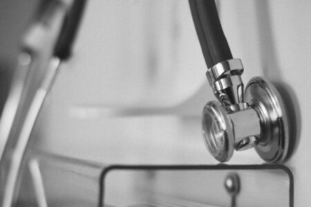 Juiz manda soltar médica suspeita de exercício ilegal da profissão e propaganda enganosa, em Goiânia