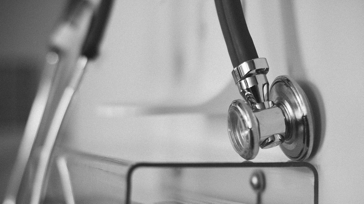 Juiz manda soltar médica suspeita de exercício ilegal da profissão e propaganda enganosa, em Goiânia