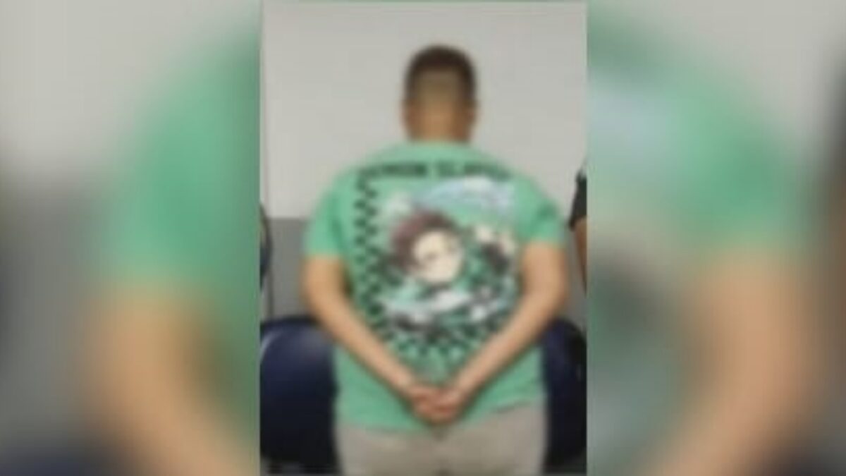 A imagem mostra a jovem presa